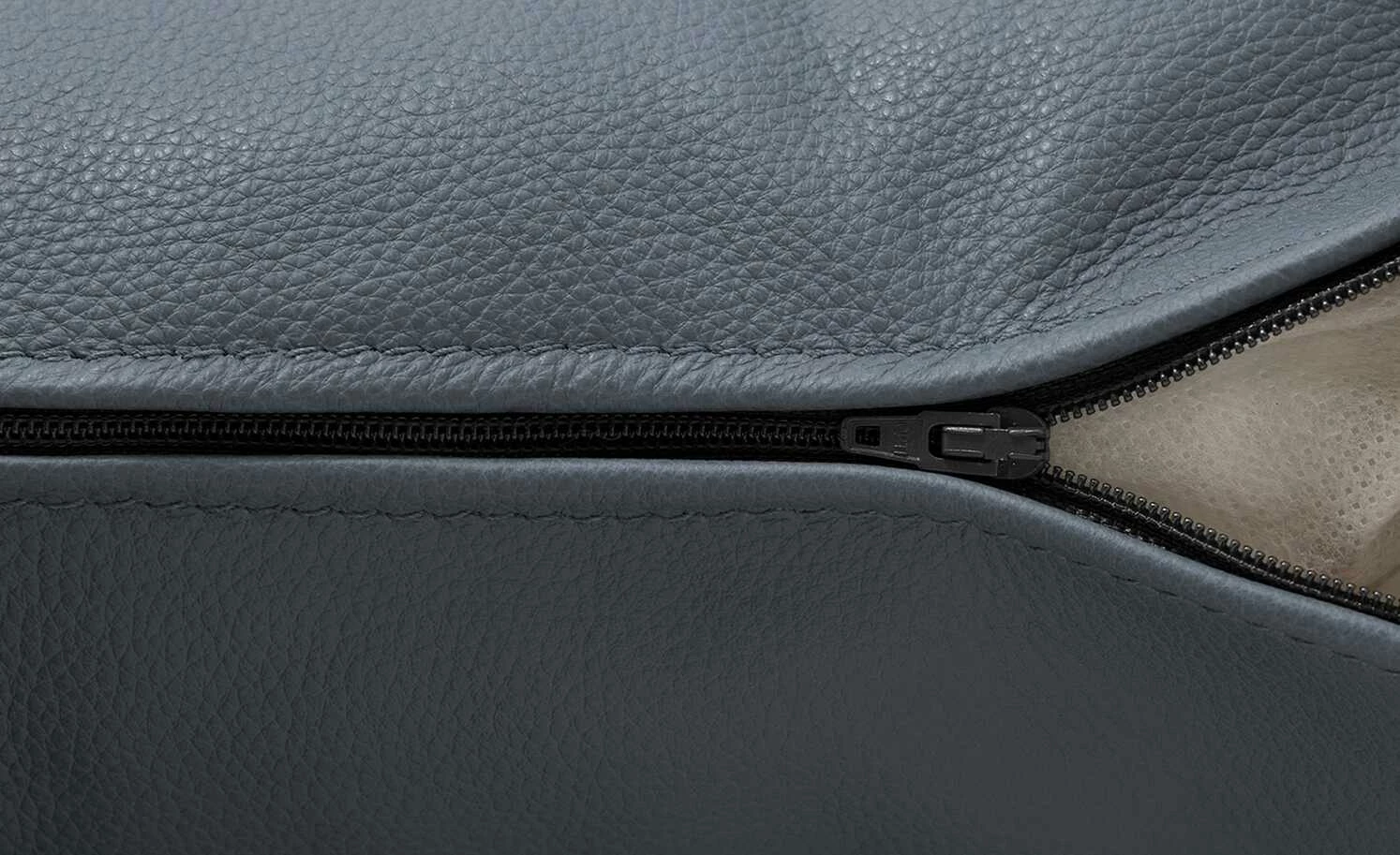 Max Schelling Nierenkissen Leder Signum | Navy (Dunkelblau) 67|cm 6 Max Schelling Nierenkissen Leder Signum | Navy (Dunkelblau) 67|cm – Bild 4