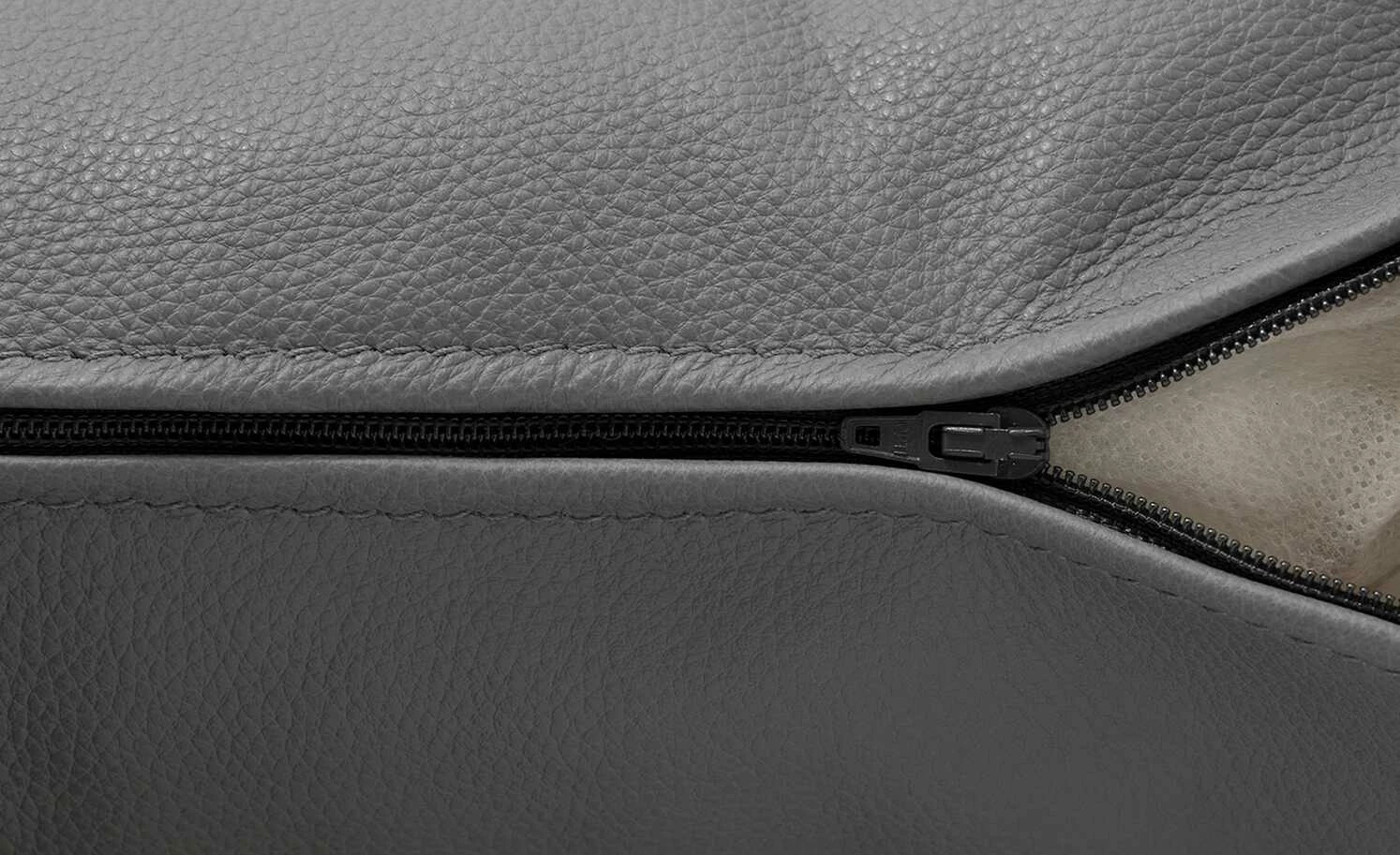 Max Schelling Nierenkissen Leder Signum | Fango (Dunkelgrau) 67|cm 8 Max Schelling Nierenkissen Leder Signum | Fango (Dunkelgrau) 67|cm – Bild 6