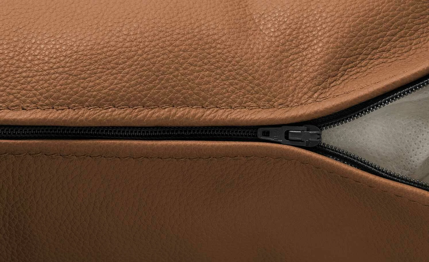 Max Schelling Nierenkissen Leder Signum | Brandy (Rotbraun) 67|cm 6 Max Schelling Nierenkissen Leder Signum | Brandy (Rotbraun) 67|cm – Bild 4