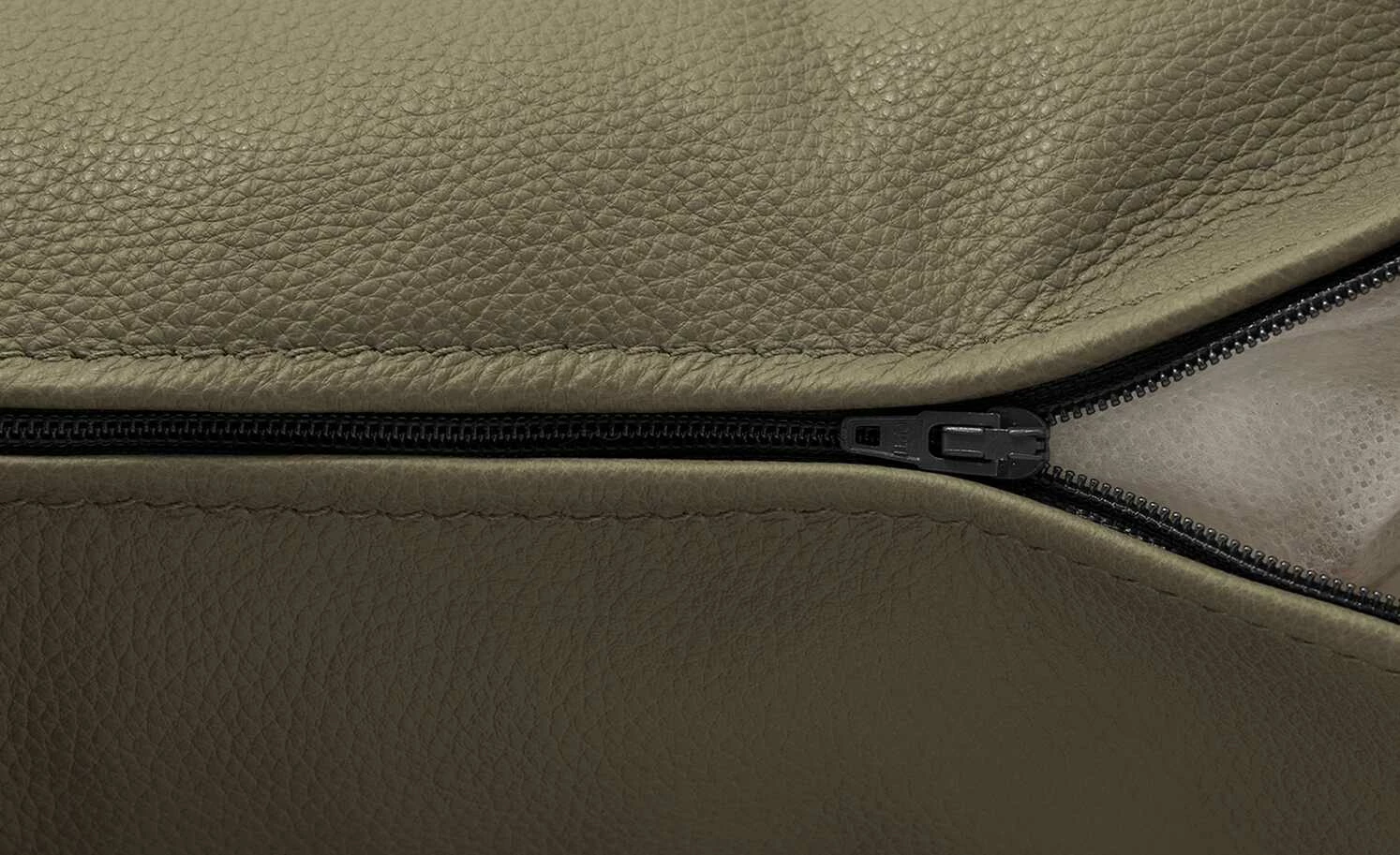 Max Schelling Nierenkissen Leder Signum | Oliv 67|cm 6 Max Schelling Nierenkissen Leder Signum | Oliv 67|cm – Bild 4
