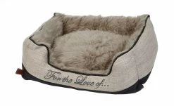 Designed by Lotte Hundebett mit Fell Dallam