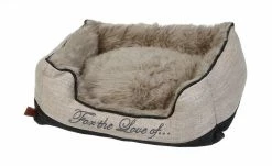 Designed by Lotte Hundebett mit Fell Dallam